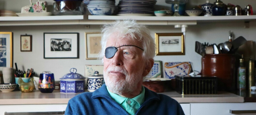 1982: Han hvisker inn i båndopptakeren. Og brekker seg