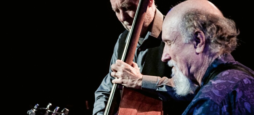 To mestre i god og varm samtale