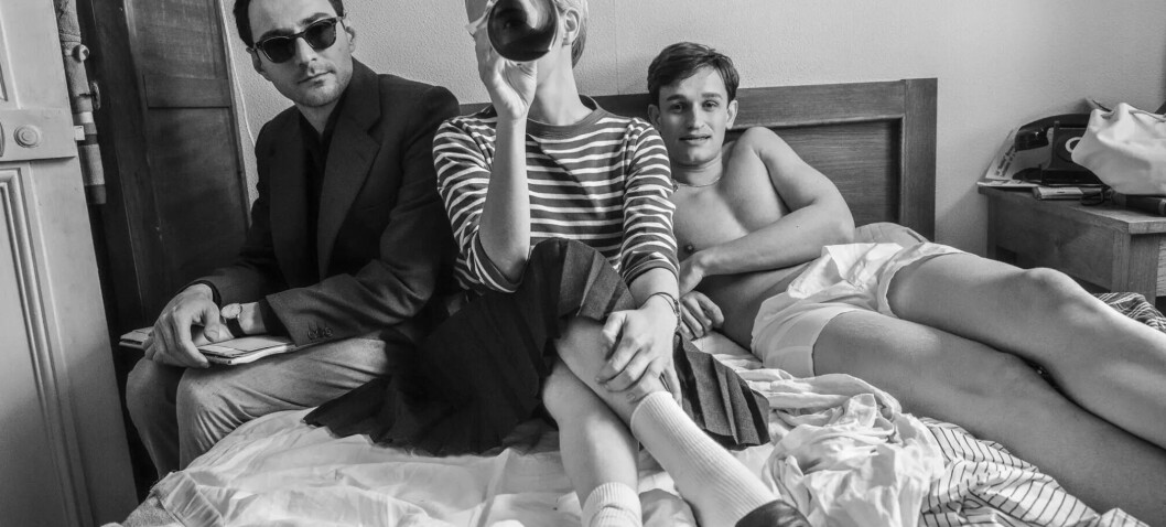 Den pompøse posøren får et snev av sjarm som ikke var så lett å skimte i virkeligheten