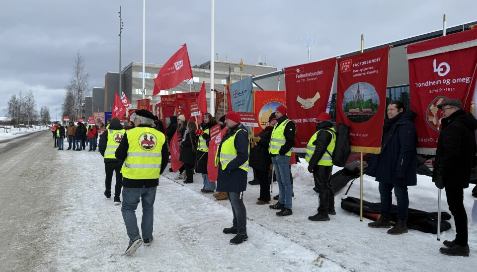 Stordemonstrasjon utenfor Høyres landsmøte: – Ikke rør sykelønna!