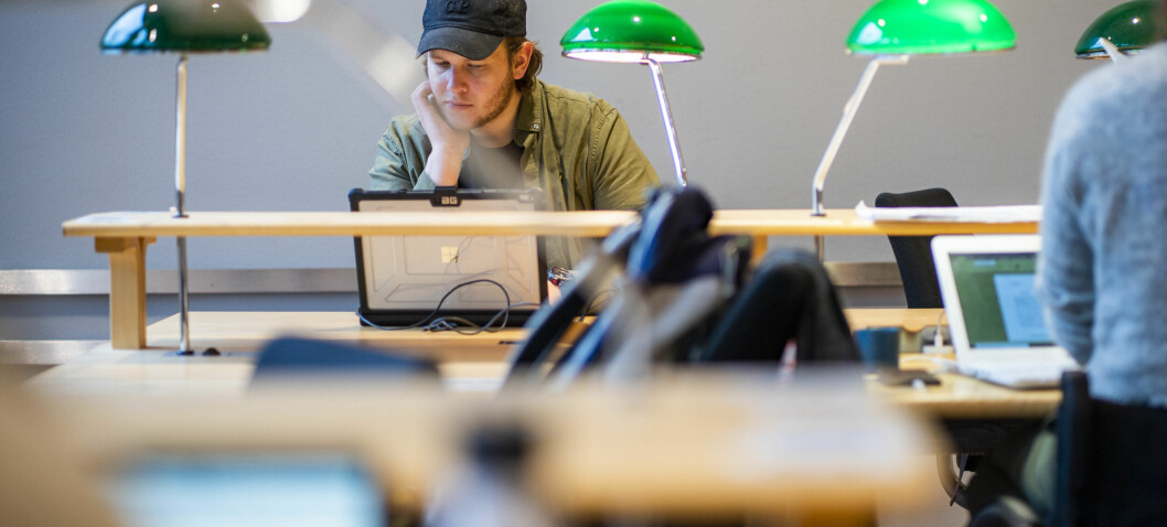 Jobber mer og leser mindre