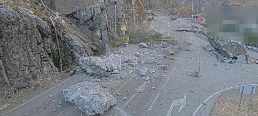 Stort steinras stenger E134 i Etne: – Massive kampesteiner