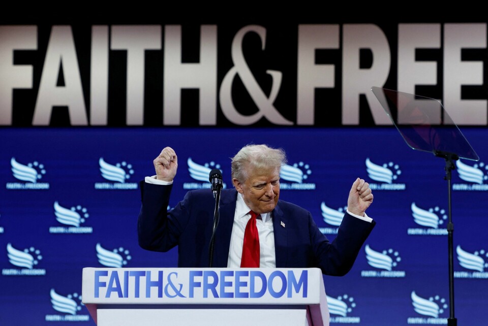 Donald Trump høstet stor applaus da han under en tale til organisasjonen Faith & Freedom Coalition lovet at De ti bud skal henges opp i alle amerikanske klasserom dersom han får en ny periode som president. Donald Trump høstet stor applaus da han under en tale til organisasjonen Faith & Freedom Coalition lovet at De ti bud skal henges opp i alle amerikanske klasserom dersom han får en ny periode som president.