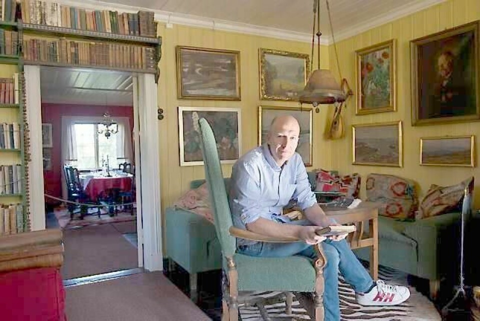Alfred Fidjestøl har tidlegare skrive «Trass alt», som er Det Norske Teatrets historie. Då fekk han interesse for Askerkretsen som teaterpådrivar Hulda Garborg var ein del av og har no skrive boka «Frå Asker til Eden» om denne.