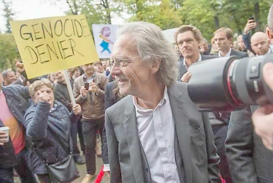 Prisvinner Peter Handke lot seg ikke synlig berøre av demonstrantene som pep og buet da han ankom Nationaltheatret før utdelingen av den internasjonale Ibsenprisen søndag. FOTO: NTB SCANPIX