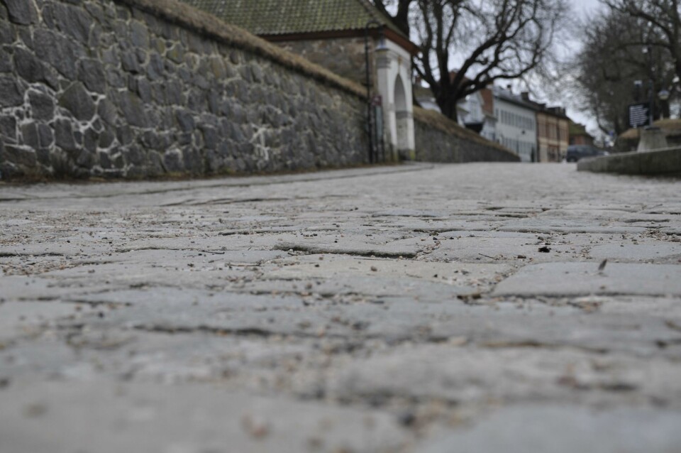 Knivstikkingen, som kvinnen er dømt for, fant sted på en parkeringsplass i Gamlebyen i Fredrikstad en aprilnatt i 2020. (illustrasjonsfoto) Brostein i Gamlebyen i Fredrikstad