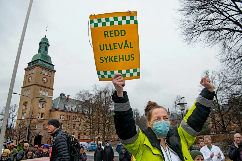 Mandag demonstrerte politikere, fagmiljøene og aksjonister foran Ullevål sykehus, etter at regjeringen rett før helgen valgte å gå inn for statlig regulering for å gjennomføre Helse-Sør-Østs planer. Demonstrasjon ved Ullevål sykehus.