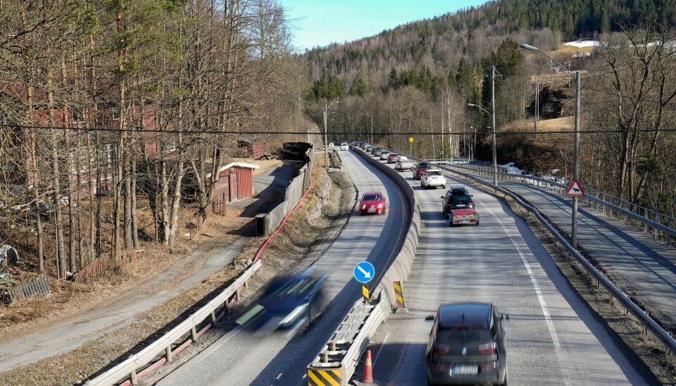 Biler på E16 på vei inn og ut av Oslo mellom Sandvika og Sollihøgda 1. påskedag. Biler på E16 på vei inn og ut av Oslo ved Sandvika 1. påskedag.Foto: Torstein Bøe / NTB