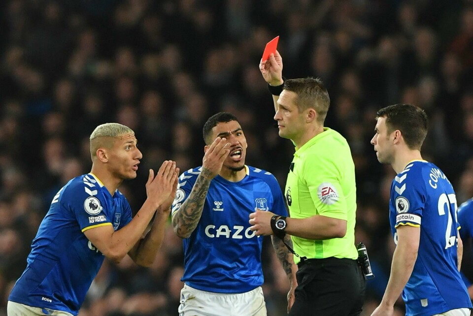 Dommer Craig Pawson har gitt rødt kort til Evertons Allan. Her gir dommer Craig Pawson rødt kort til Everton.