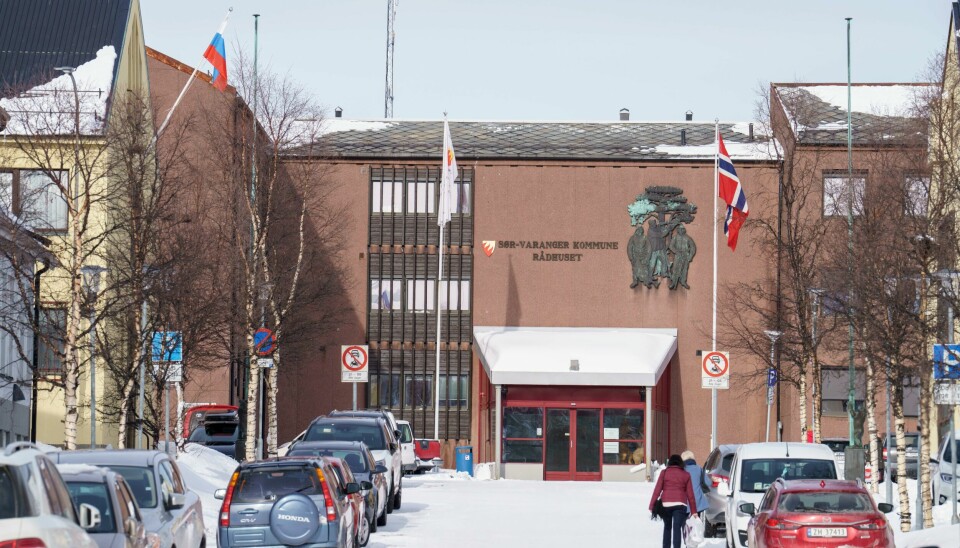 Rådhuset til Sør-Varanger kommune i Kirkenes. Til venstre er det russiske generalkonsulatet. Rådhuset til Sør-Varanger kommune i Kirkenes. Til venstre er det russiske generalkonsulatet.Foto: Heiko Junge / NTB