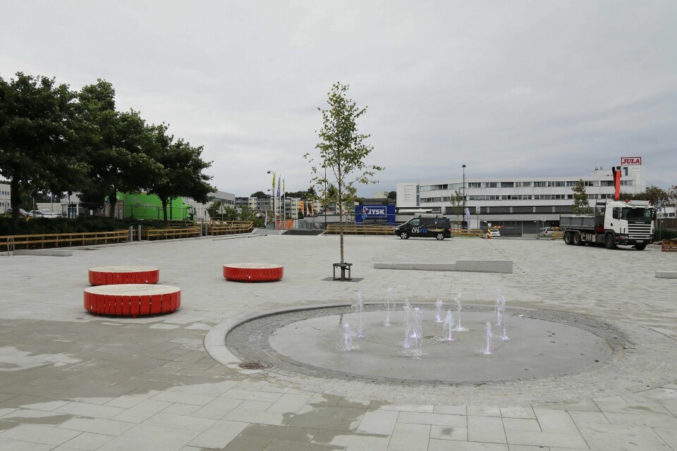 Hillevåg torg. Foto: Thor Erik Waage Lyssatt fontene, flere sitteplasser, nytt steinlagt underlag er blant mange oppgraderinger på Hillevåg torg som gjenåpnes tirsdag ettermiddag. Foto: Thor Erik Waage