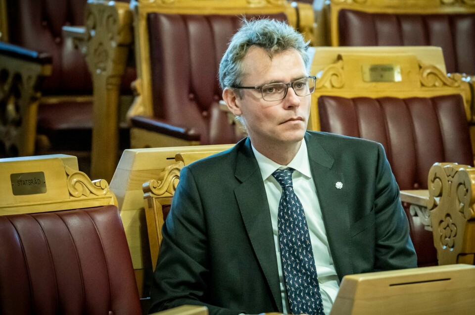 Forsknings- og høyere utdanningsminister Ola Borten Moe (Sp) kritiseres for å blande kort. Forsknings- og høyere utdanningsminister Ola Borten Moe (Sp) varsler kutt i et stort byggeprosjekt ved NTNU. Arkivfoto: Ole Berg-Rusten / NTB