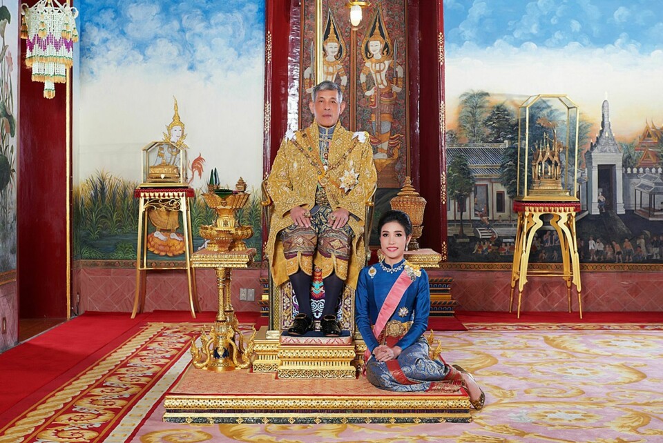 Thailands kong Maha Vajiralongkorn og gemalinne Sineenat Bilaskalayani, også kjent som Sineenat Wongvajirapakdi. Thailands kong Maha Vajiralongkorn og gemalinne Sineenat Bilaskalayani, også kjent som Sineenat Wongvajirapakdi.