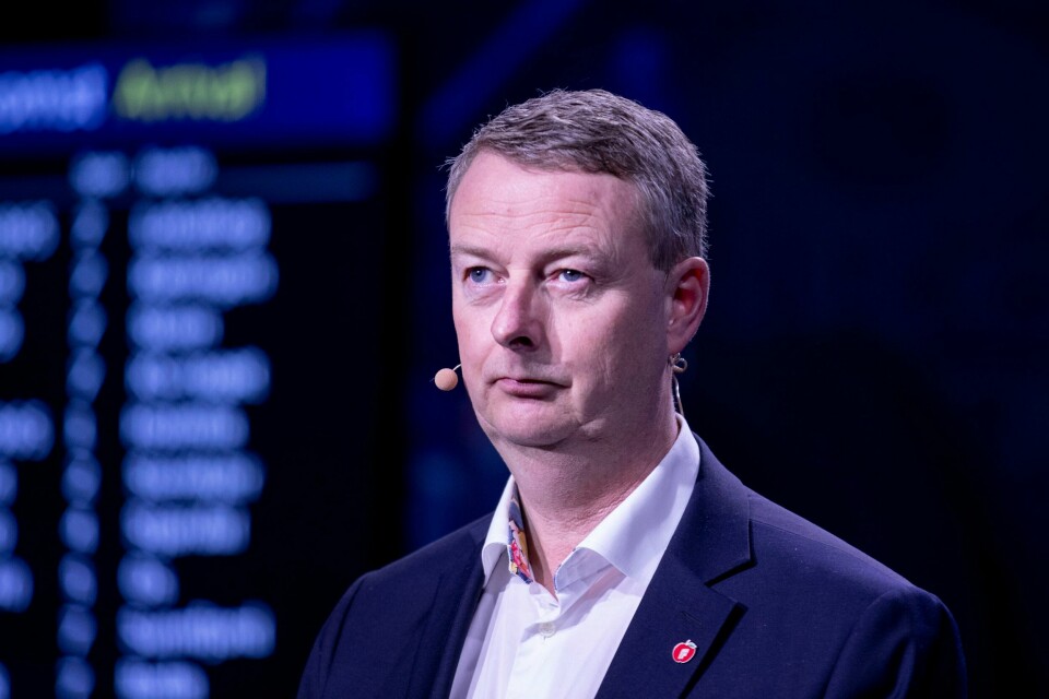 Nestleder og konsulent. Terje Søviknes (Frp) sier han har hatt flere hatter i arbeidet med et Frp-forlag om lakseskatt, men mener det er helt uproblematisk. Det er ikke Ap og SV enig i. De kaller det et demokratisk problem. Nestleder og konsulent. Terje Søviknes (Frp) sier han har hatt flere hatter i arbeidet med et Frp-forlag om lakseskatt, men mener det er helt uproblematisk. Foto: Javad Parsa / NTB