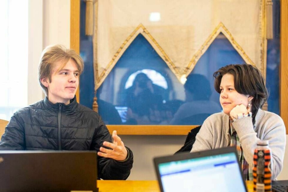 De to 18-åringene Olav Åmund Mannsåker og Maja Midgaard Torrissen dropper punktum i slutten av meldingene sine. De to 18-åringene Olav Åmund Mannsåker og Maja Midgaard Torrissen dropper punktum i slutten av meldingene sine.Foto: Tuva Skare/Vårt Land