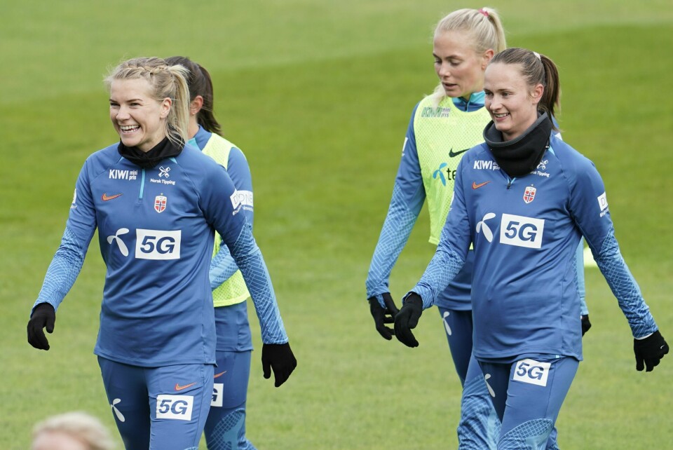 Ada Hegerberg er ryktet til å bli lagvenninne med Caroline Graham Hansen i Barcelona. Ada Hegerberg (til v.) gjør comeback for Norge i spann med lagkaptein Caroline Graham Hansen, men Norge må greie seg uten Guro Reiten i torsdagens VM-kvalifiseringskamp. Foto: Heiko Junge / NTB
