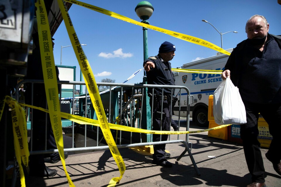 Politiet passer på inngangen til T-bane-stasjonen ved 36th Street i New York-bydelen Brooklyn, etter skytingen der tirsdag morgen. Politiet passer på inngangen til T-bane-stasjonen ved 36th Street i New York-bydelen Brooklyn, etter skytingen der tirsdag morgen. Foto: Kevin Hagen / AP / NTB