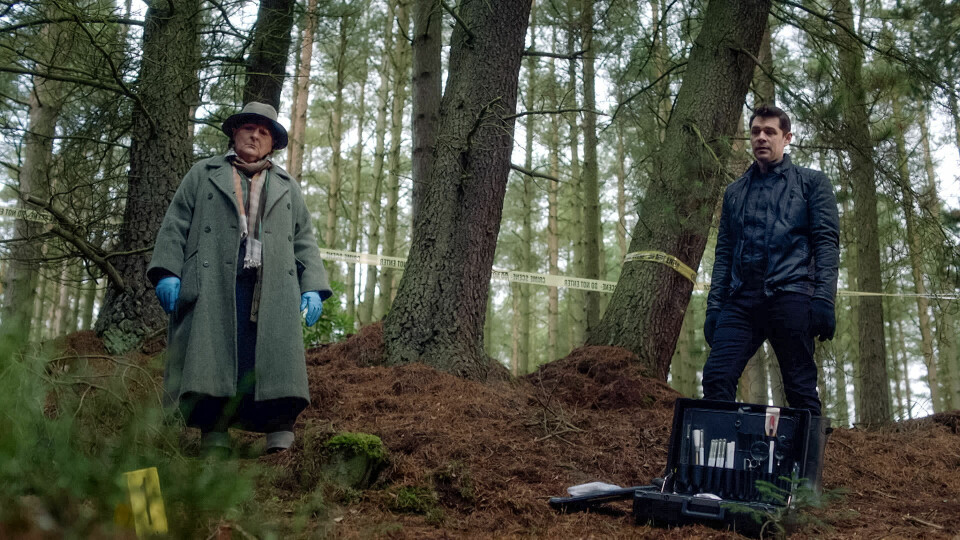 Mord igjen? Brenda Blethyn som DCI Vera Stanhope og Kenny Doughty som hennes høyre hånd Aiden Healy i den britiske serien Vera på NRK. Vera