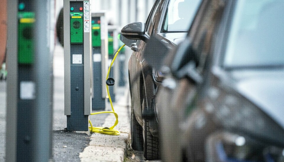 De fleste nye personbiler som kjøpes er elbiler. 54 prosent av førstegangsregistrerte biler i fjor hadde kun elektrisk motor, viser tall fra SSB. Foto: Gorm Kallestad / NTB