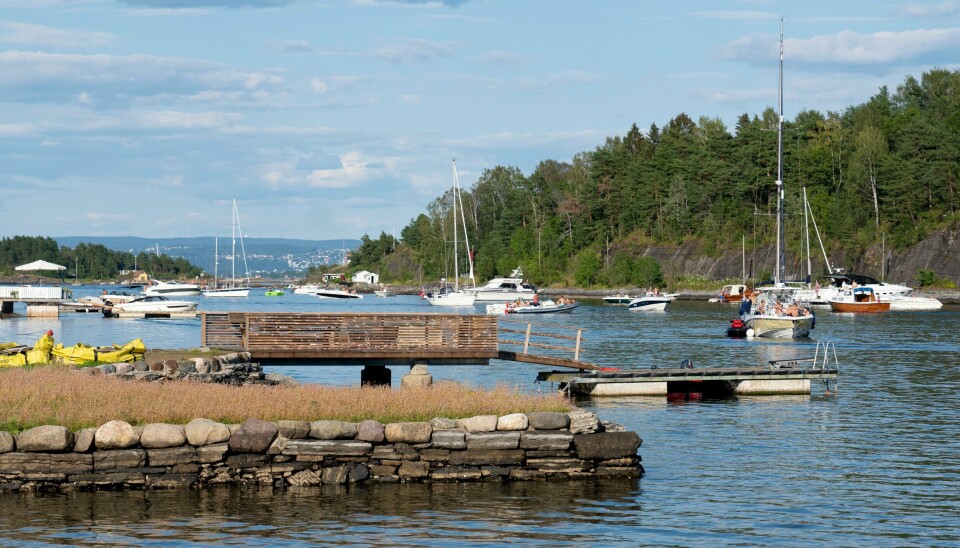 Asker kommune og hytteeiere på Brønnøya i Oslofjorden har i flere år kranglet om det kommunen mener er ulovlig oppførte bygg. Nå må 27 hytteeiere rive. Asker kommune og hytteeiere på Brønnøya i Oslofjorden har i flere år kranglet om det kommunen mener er ulovlig oppførte bygg. Nå må 27 hytteeiere rive.