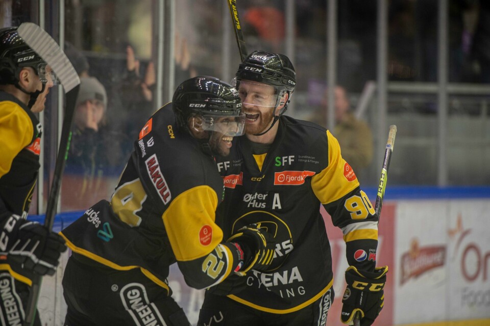Greg Mauldin, Jarrett Burton og resten av Stavanger Oilers tar imot Storhamar til den første av potensielt sju NM-finaler i ishockey. Jarrett Burton (t.h.) scoret to ganger da Stavanger åpnet NM-semifinalen mot Sparta med seier.Foto: Carina Johansen / NTB