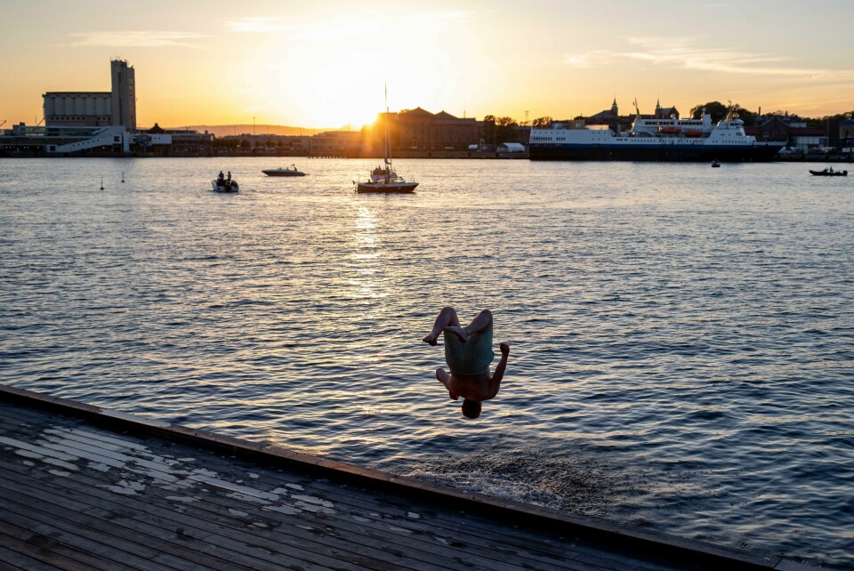 Illustrasjonsfoto: De vanligste årsakene til drukning i Norge er fall fra brygge eller vannkant, viser statistikken de siste årene. Ekspertene peker på at vannet her til lands stort sett er kaldere enn andre plasser, og at det må være mer fokus på å lære folk å håndtere kaldt vann. De vanligste årsakene til drukning i Norge er fall fra brygge eller vannkant, viser statistikken de siste årene. Ekspertene peker på at vannet her til lands stort sett er kaldere enn andre plasser, og at det må være mer fokus på å lære folk å håndtere kaldt vann. Illustrasjonsfoto: Javad Parsa / NTB
