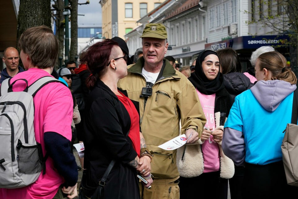 Sian-leder Lars Thorsen og medlemmer under en markering i Markens gate i Kristiansand. Nå krever et opprop at Riksadvokaten etterforsker organisasjonen. Sian-leder Lars Thorsen og medlemmer under en markering i Markens gate i Kristiansand. Nå krever et opprop at Riksadvokaten etterforsker organisasjonen. Foto: Terje Bendiksby / NTB
