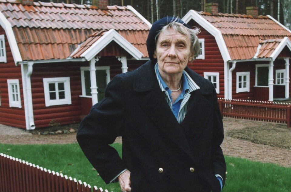 Den svenske forfatteren Astrid Lindgren, som døde i 2002. STOCKHOLM 20020128:Den svenske forfatterinnen Astrid Lindgren er død, 94 år gammel. Her arkivfoto av Lindgren utenfor et lite, rødt hus i Vimmerby. Foto: NTB