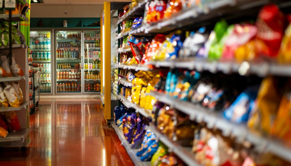 Prisene steg 4,8 prosent fra august i fjor til august i år, ifølge tall fra Statistisk sentralbyrå (SSB). Bildet viser dagligvarer i mathyller. Butikkene sier at de er nødt til å sette opp prisene. Både på grunn av høyere priser på varer og dyrere strøm. Men ikke alle kunder tror på dette.