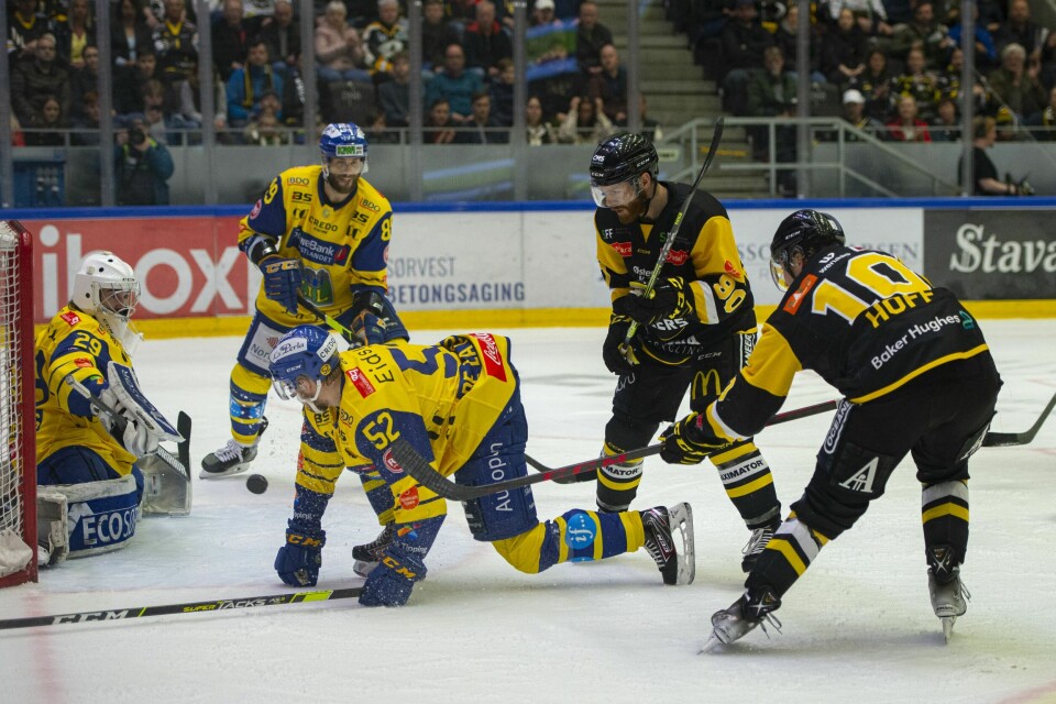 Jarrett Burton, Ludvig Hoff og resten av Stavanger Oilers møter Storhamar til den tredje NM-finalen fredag. Stavanger Oilers styrte det meste i den første finalekampen mot Storhamar.Foto: Carina Johansen / NTB