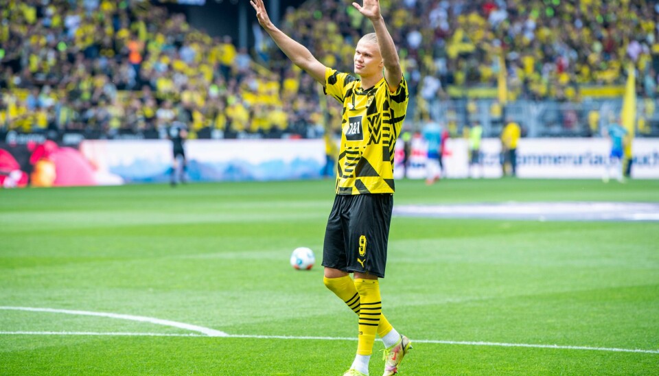 Erling Braut Haaland hyller Dortmund og fansen etter sin siste kamp for klubben. Erling Braut Haaland hyller Dortmund og fansen etter sin siste kamp for klubben. Foto: David Inderlied / dpa via AP / NTB