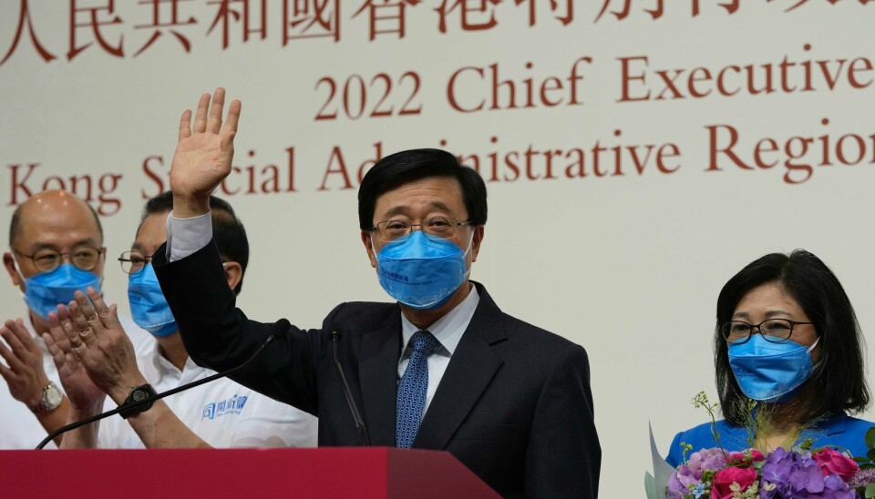John Lee vinker etter å ha blitt valgt til Hongkongs nye leder. Han er lojal mot Beijing og hadde ingen motkandidater. Foto: Kin Cheung / AP / NTB John Lee vinker etter å ha blitt valgt til Hongkongs nye leder. Han er lojal mot Beijing og hadde ingen motkandidater. Foto: Kin Cheung / AP / NTB