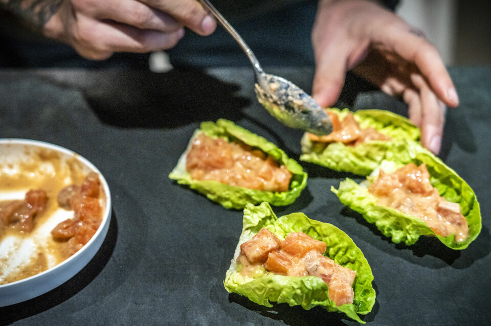 Ceviche i hjertesalat er perfekt å servere når sommervarmen innfinner seg. Foto: Ole Berg-Rusten / NTB FRISKE SMAKER: Ceviche i hjertesalat er perfekt å servere når sommervarmen innfinner seg. Foto: Ole Berg-Rusten / NTB