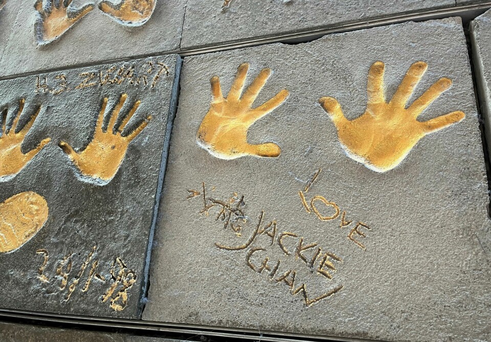 Skuespiller og stuntmann Jackie Chan, kanskje mest kjent for sin rolle i «Rush Hour»-filmene, er blant stjernene på veggen i Fredrikstad Kino etter at han deltok på premierefesten for Hollywood- og Fredrikstad-regissør Harald Zwart sin nyere versjon av «The Karate Kid». Hovedrolleinnehaver og sønn av Will Smith, Jaden Smith, har også lagt hendene i støp her, sammen med blant andre regissør Zwart. Skuespiller og stuntmann Jackie Chan, kanskje mest kjent for sin rolle i «Rush Hour»-filmene, er blant stjernene på veggen i Fredrikstad Kino etter at han deltok på premierefesten for Hollywood- og Fredrikstad-regissør Harald Zwart sin nyere versjon av «The Karate Kid». Hovedrolleinnehaver og sønn av Will Smith, Jaden Smith, har også lagt hendene i støp her, sammen med blant andre regissør Zwart.