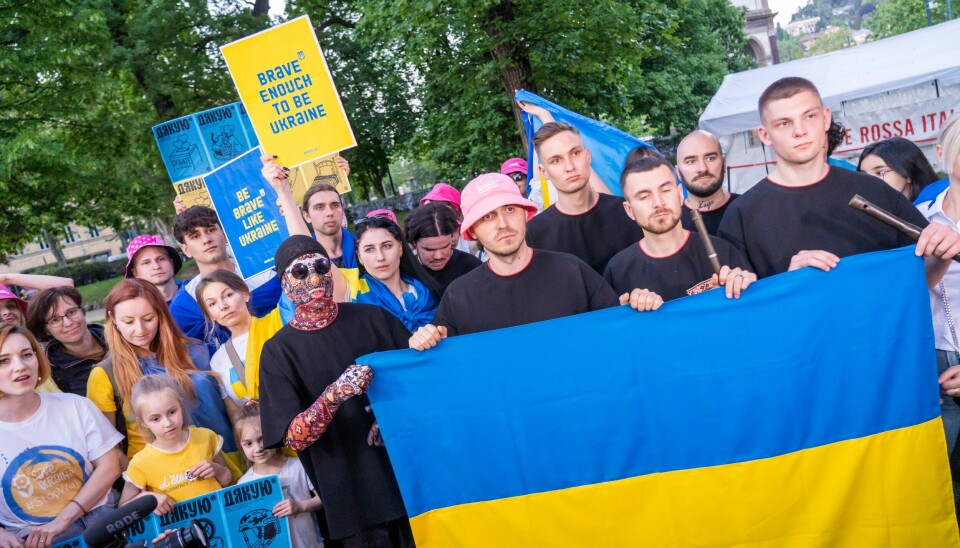 Ukrainske Oleh Psiuk (i rosa hatt) og hele Kalush Orchestra deltok onsdag i en markering for Ukraina før en konsert i Eurovision Village i Torino. Ukrainske Oleh Psiuk (i rosa hatt) og hele Kalush Orchestra deltok onsdag i en markering for Ukraina før en konsert i Eurovision Village i Torino. Foto: Heiko Junge / NTB