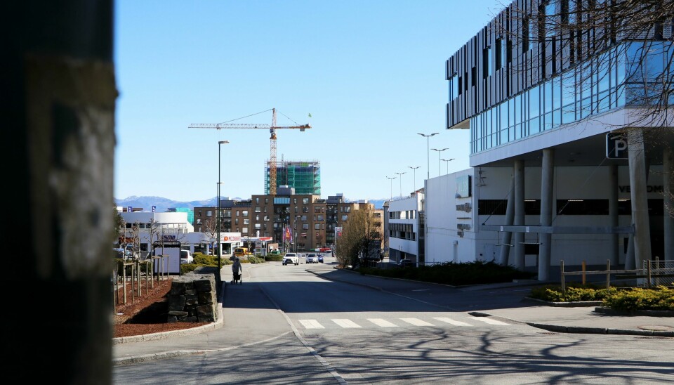 Kva med å kalle prosjektet «Hjertet til Hillevåg» eller «Hillevågs hjerte»? Eit enda enklare namn er «Hillevåg Sentrum,» skriv Jarl Wåge. To arkitektteam har sett på mulighetene for å gjøre Hillevåg sentrum til et mer attraktivt og menneskevennlig sted.