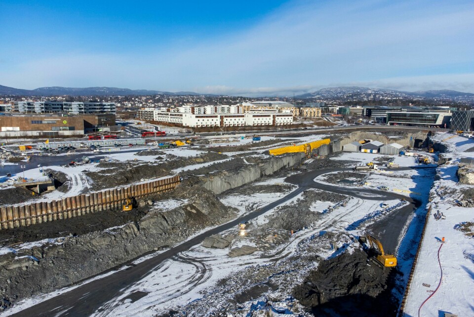 Byggingen av Fornebubanen, en T-banelinje fra Majorstuen til Fornebu som skal stå ferdig i 2027, har startet. Det arbeidet må fortsette, mener MDG og Venstre. Foto: Håkon Mosvold Larsen / NTB Dronefoto av det som skal bli Fornebubanen. Banen blir en ny T-banestrekning som skal gå fra Majorstuen til Fornebu. Den skal stå ferdig i 2029. 1. april ble det kjent at prisen på prosjektet er beregnet å bli 5 milliarder kroner høyere enn antatt.Arkivfoto 23. februar 2022: Håkon Mosvold Larsen / NTB