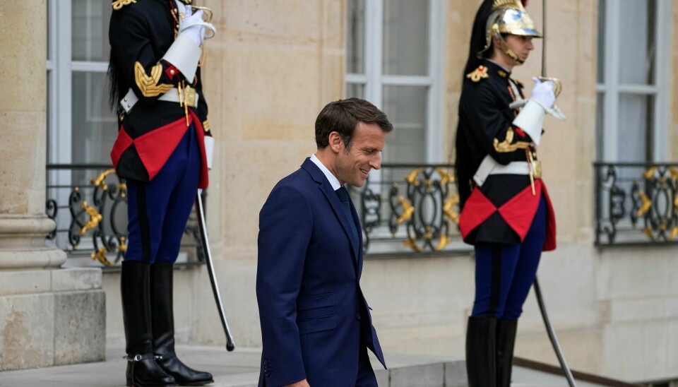 Frankrikes president Emmanuel Macron på vei for å hilse EU-president Charles Michel velkommen til lunsj i Elysee-palasset. Han ventes å kunngjøre ny statsminister mandag. Frankrikes president Emmanuel Macron på vei for å hilse EU-president Charles Michel velkommen til lunsj i Elysee-palasset. Han ventes å kunngjøre ny statsminister mandag. Foto: Michel Euler / AP / NTB