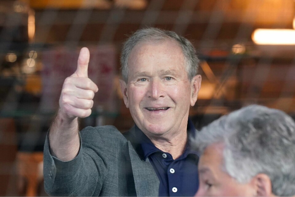 Tidligere president George W. Bush på baseballkamp tidligere i mai. USAs tidligere president George W. Bush skryter av Ukrainas president. Bildet er fra en baseballkamp i Texas tidligere denne måneden. Foto: LM Otero / AP / NTB