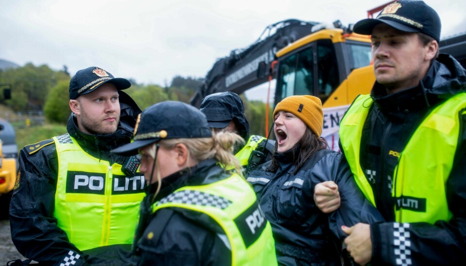 For tredje dag på rad aksjonister fra Natur og Ungdom ble fredag fjernet av politiet etter at de prøvde å stanse anleggsarbeidet for et gruveprosjekt ved Førdefjorden. Nordic Mining har fått konsesjon til å deponere 250 millioner tonn gruveavfall i Førdefjorden. For tredje dag på rad aksjonister fra Natur og Ungdom ble fredag fjernet av politiet etter at de prøvde å stanse anleggsarbeidet for et gruveprosjekt ved Førdefjorden. Nordic Mining har fått konsesjon til å deponere 250 millioner tonn gruveavfall i Førdefjorden.