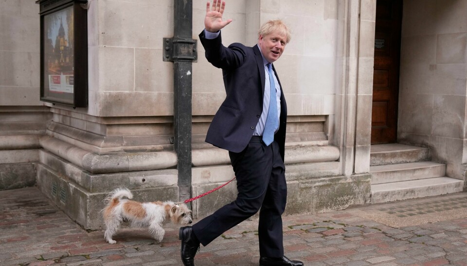 Den britiske statsministeren Boris Johnson tok hunden Dilyn med på tur etter at han hadde avlagt sin stemme i lokalvalget torsdag. Foto: AP Photo/Matt Dunham/NTB Den britiske statsministeren Boris Johnson tok hunden Dilyn med på tur etter at han hadde avlagt sin stemme i lokalvalget torsdag. Foto: AP Photo/Matt Dunham/NTB