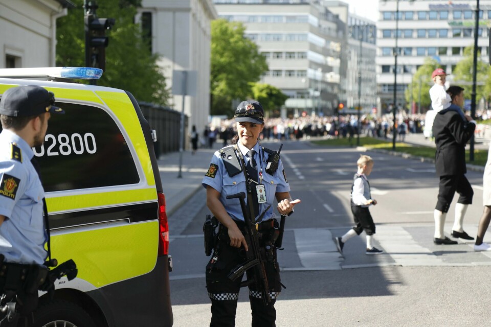 Bevæpnet politi passer på i sidegatene mens barnetoget går forbi Slottet 17. mai i 2019. Bevæpnet politi passer på i sidegatene mens barnetoget går forbi Slottet 17. mai i 2019. Foto: Ola Vatn / NTB