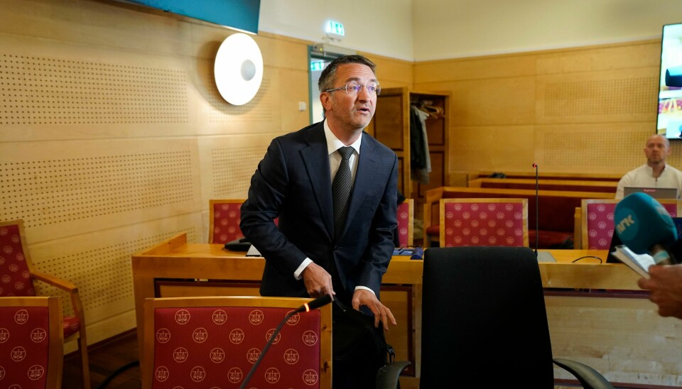 Forsvarer Fredrik Neumann i rettslokalet i Hokksund før retten settes i Buskerud tingrett på første dag av rettssaken mot Espen Andersen Bråthen. 38-åringen er tiltalt for å ha drept fem personer i et angrep med pil og bue og kniv på Kongsberg 13. oktober 2021. Forsvarer Fredrik Neumann i rettslokalet i Hokksund før retten settes i Buskerud tingrett på første dag av rettssaken mot Espen Andersen Bråthen. 38-åringen er tiltalt for å ha drept fem personer i et angrep med pil og bue og kniv på Kongsberg 13. oktober 2021.Foto: Lise Åserud / NTB