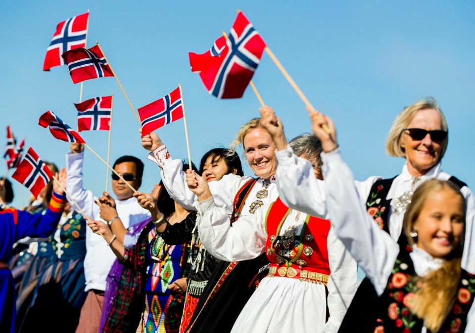 Det kan bli varmt med bunad mange steder i Norge på nasjonaldagen i år. Ifølge værvarselet fra Yr vil temperaturene flere steder gå over 20 grader. Det kan bli varmt med bunad mange steder i Norge på nasjonaldagen i år. Ifølge værvarselet fra Yr vil temperaturene flere steder gå over 20 grader. Foto: Vegard Wivestad Grøtt / NTB