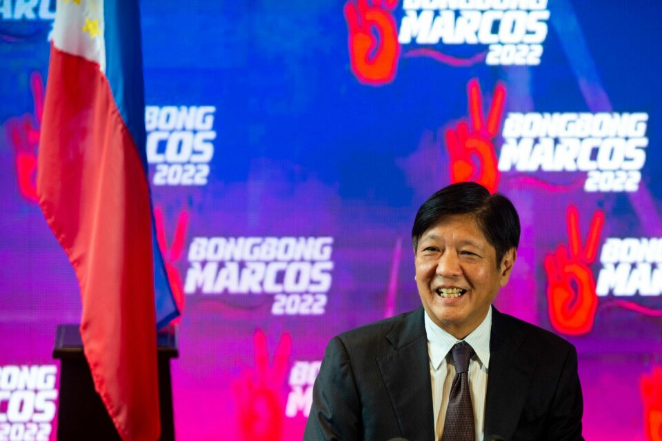 Ferdinand Marcos Junior er ny president på Filippinene. Han er sønnen til landets tidligere diktator Ferdinand Marcos, som flykter fra landet i 1986. Ferdinand Marcos Junior er ny president på Filippinene. Han er sønnen til landets tidligere diktator Ferdinand Marcos, som flykter fra landet i 1986.
