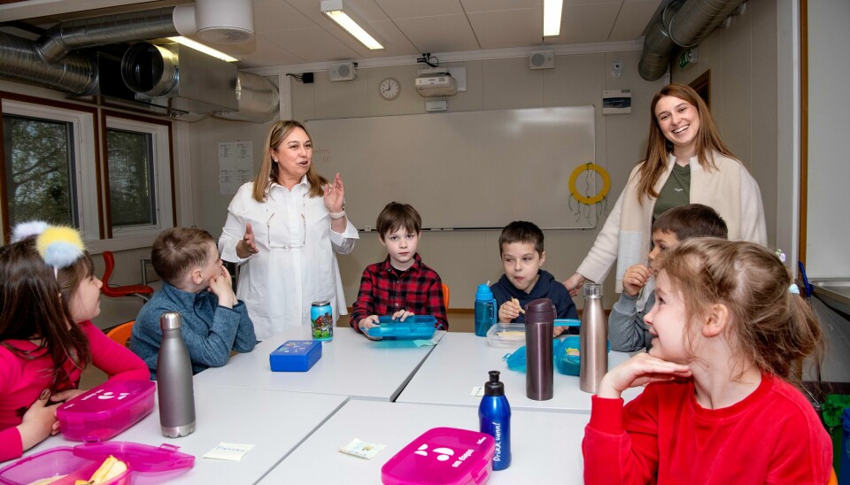 Lærer Natalya Hordiyenko (stående til venstre) måtte flykte fra krigen i Ukraina. Nå underviser hun ukrainske barn sammen med datteren Olena Hordiyenko på Refstad skole i Oslo. - En lykke, sier hun. Refstad skole. Elever fra Ukraina.
