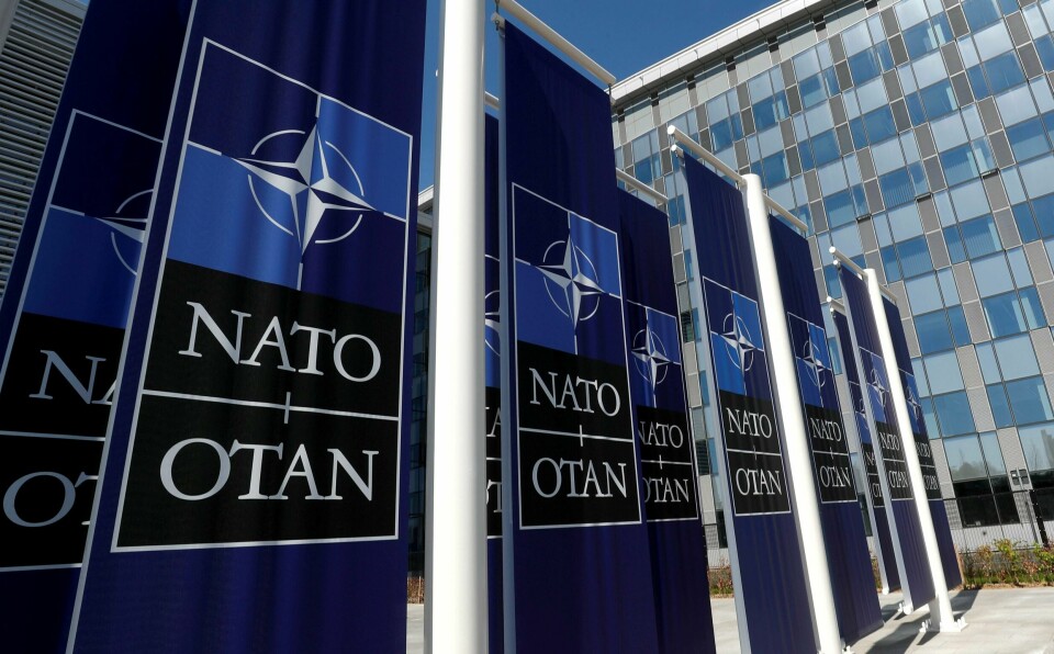Natos hovedkvarter i Brüssel, Belgia. FILE PHOTO: Banners displaying the NATO logo are placed at the entrance of new NATO headquarters during the move to the new building, in Brussels, Belgium April 19, 2018. REUTERS/Yves Herman/File Photo/File Photo