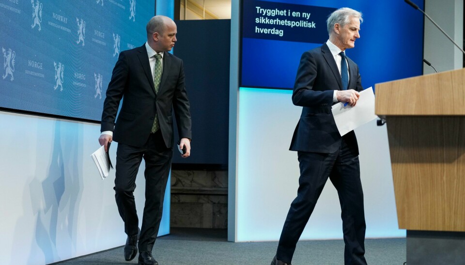 Finansminister Trygve Slagsvold Vedum (Sp) og statsminister Jonas Gahr Støre (Ap) opplyser at det budsjettene til flere byggeprosjekter vil kuttes i regjeringens reviderte nasjonalbudsjett. Trygve Slagsvold Vedum og Jonas Gahr Støre under regjeringens pressekonferanse om krigen i Ukraina og konsekvenser for Norge.Foto: Ole Berg-Rusten / NTB