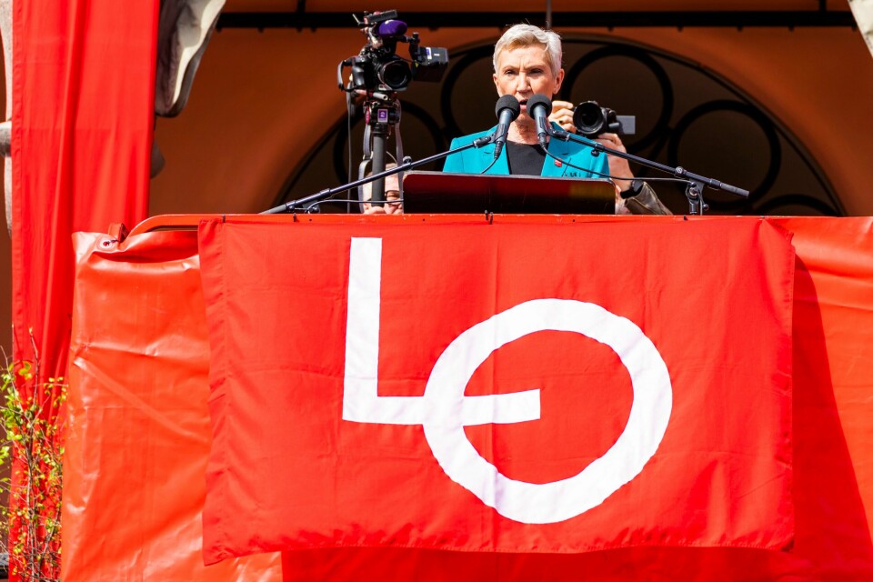 LO-ledelsen vil utrede alternativer til EØS-avtalen. Her holder LO-leder Peggy Hessen Følsvik 1. mai-tale på Youngstorget.Foto: Håkon Mosvold Larsen / NTB Peggy Hessen Følsvik fikk holde LO-lederens tradisjonelle tale på Youngstorget i Oslo.Foto: Håkon Mosvold Larsen / NTB