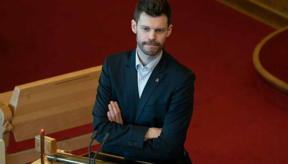 Rødt virker låst fast i en gammel analyse der verden er delt i to blokker og USA er skurken, mener Dagsavisen. .